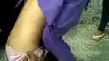 VIDEO Absolut nebunesc! O pustoaica este batuta si umilita in ultimul hal - A fost tunsa si i s-au taiat toate hainele de catre o banda de fete