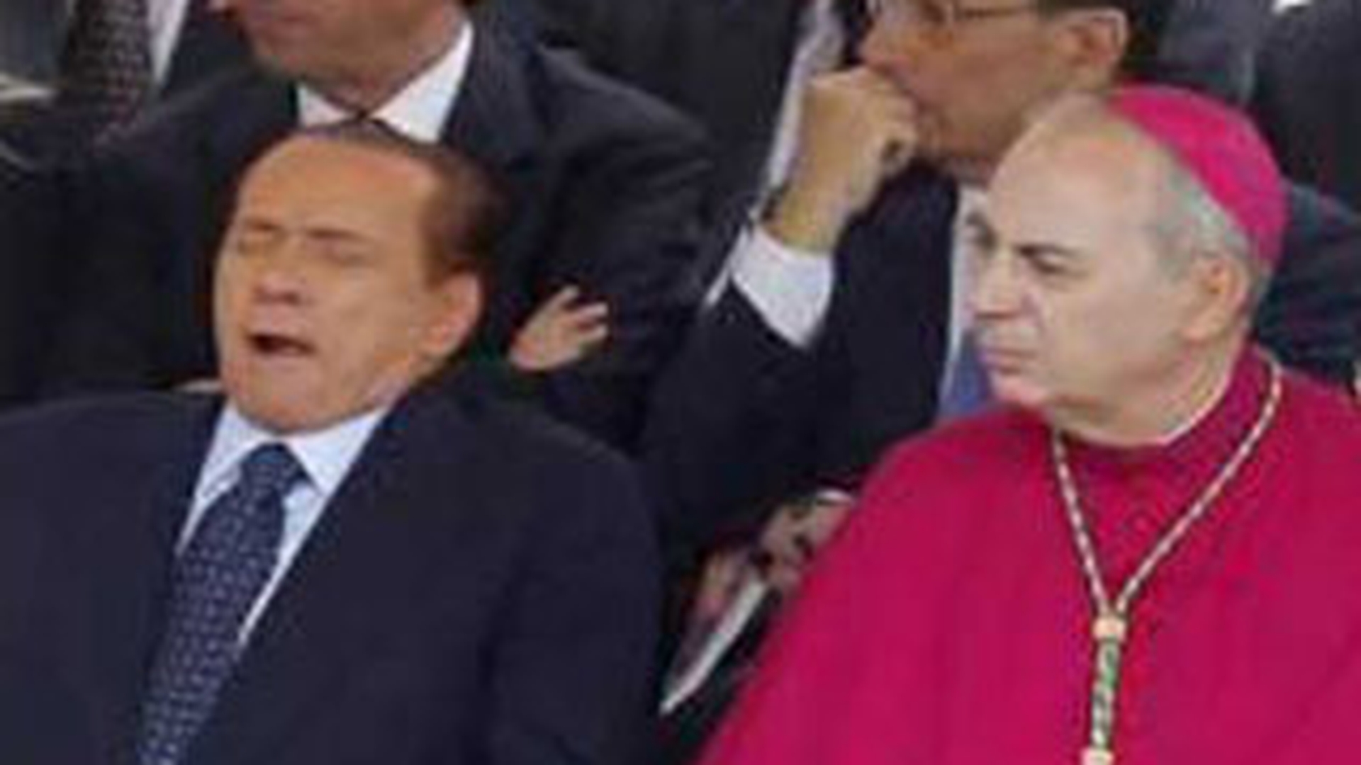 Berlusconi ce plictisit esti! Premierul italian a dormit la slujba de beatificare a Papei Ioan Paul al II-lea!