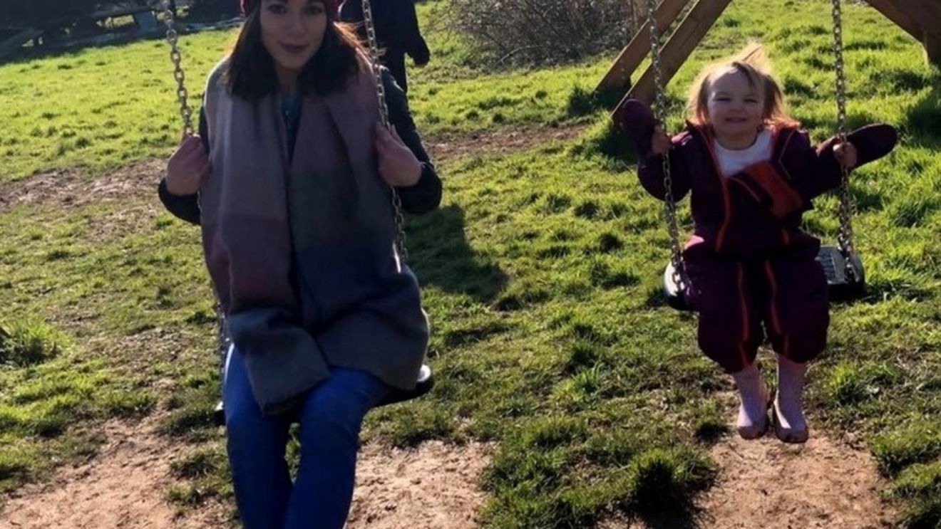 “Fetița mea frumoasă a murit! E vina mea!” O mamă și-a lăsat fetița, singură, în mașină preț de câteva clipe, iar la întoarcere nu a mai găsit-o