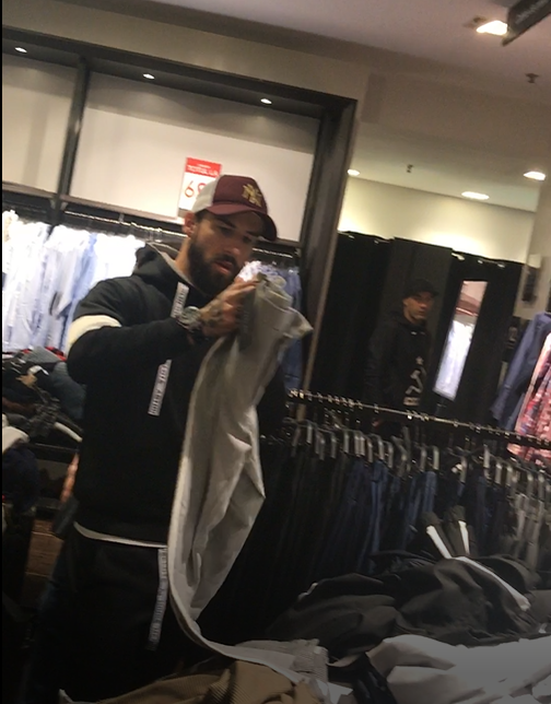 Gabi a dat peste nişte pantaloni care sunt pe gustul lui