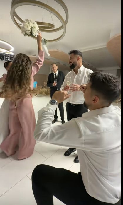 Bianca Giurcă a fost cerută în căsătorie? Patrick s-a pus în genunchi, în fața ei, după ce tânăra a prins buchetul miresei, dar fanii sunt sceptici