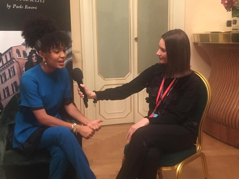 Andreea Berecleanu a pozat goală în cadă. Imaginea cu prezentatoarea Observatorului, pusă sub lupă de cârcotași