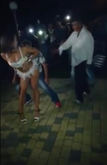 Momentul în care un bărbat este prins de soție în timp ce dansa lasciv cu o brunetă sexy! Imaginile au devenit virale