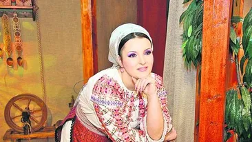 O celebra cantareata de muzica populara a petrecut Revelionul in pijamale, plangand si chinuita de dureri ingrozitoare!