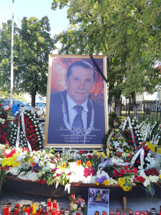 Zeci de coroane de flori, depuse la Clubul Sportiv Dinamo. Ivan Patzaichin va fi înmormântat astăzi, cu onoruri militare
