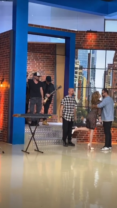 Loredana Groza, cu zonele intime la vedere în direct la Pro TV, în emisiunea lui Cătălin Măruță