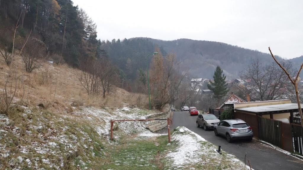 O femeie locuiește de trei luni într-un cort montat la marginea pădurii, în Șcheii Brașovului. Nimeni nu-i cunoaște identitatea