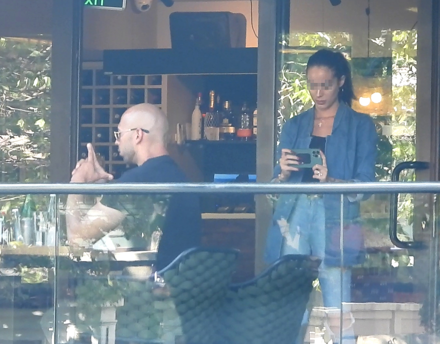Andrew Cobra Tate, fratele celebrului Tristat Tate, a făcut o ședință foto chiar pe terasa unui restaurant din București
