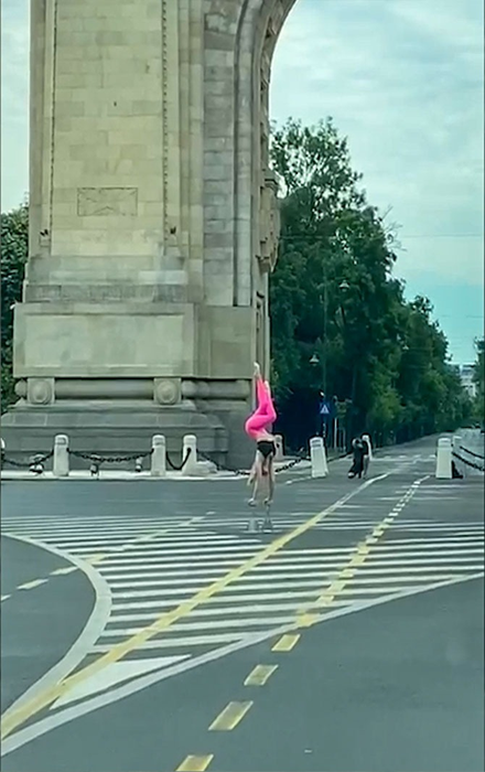 Ce făcea această tânără la ora 8 dimineaţa, în faţa Arcului de Triumf. Trecătorii au crezut că nu văd bine| FOTO şi VIDEO
