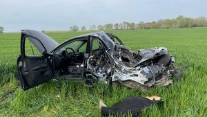 Accident mortal în Prahova! A intrat cu mașina într-un copac și s-a făcut praf. Șoferul a murit pe loc