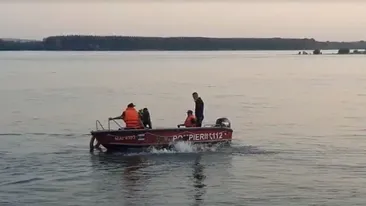 O barcă de agrement cu nouă persoane la bord s-a răsturnat pe Dunăre, la Corabia. Un bărbat s-ar fi înecat. VIDEO