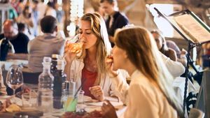 Turiști revoltați după ce au primit nota de plată la un bar din Italia. IREAL pentru ce anume au fost taxați suplimentar
