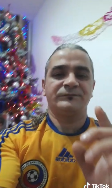 Cel mai sângeros criminal român a ieșit la colindat. A ales un cântecel pentru copii!