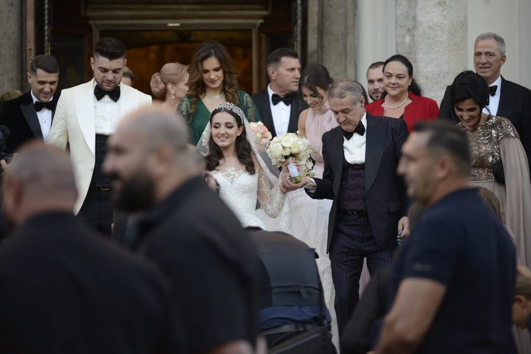 Gigi Becali a făcut show la nunta fiicei sale, Theodora. Tânăra a strâns o avere doar din plicuri