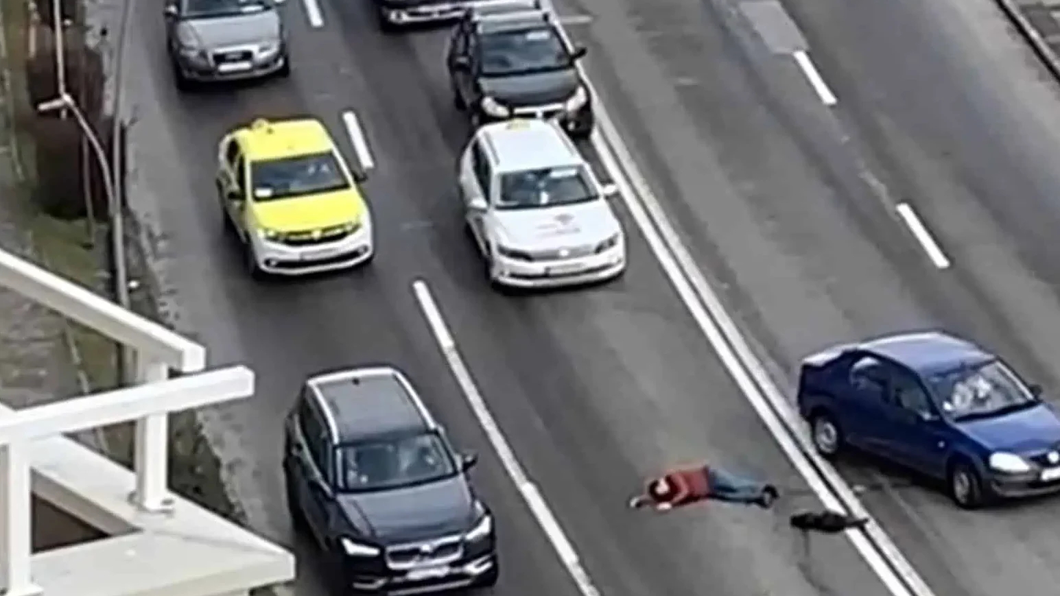 Un bărbat din Alba Iulia, în pericol să fie călcat de mașini, după ce a căzut. Nimeni nu a vrut să cheme poliția