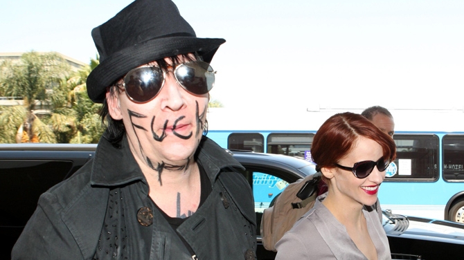Marilyn Manson nu se potoleste: vezi ce mesaj socant si-a scris rocker-ul pe fata!