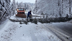 A venit iarna. Drumarii intervin cu utilaje de dezăpezire