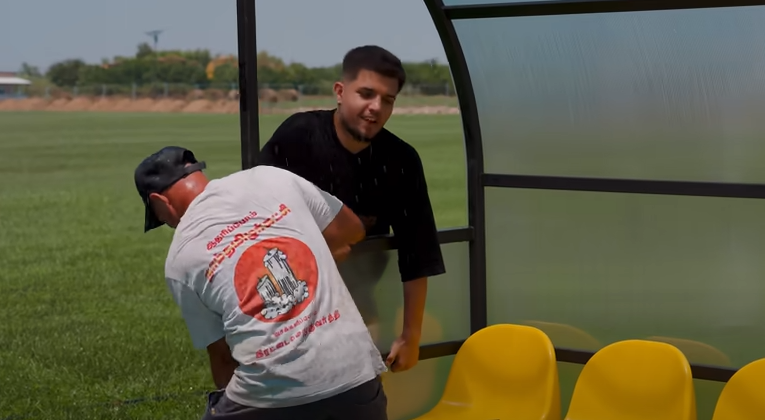 Selly l-a pus la muncă pe Babasha /Foto: Captură YouTube