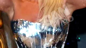 Show inspirat de la altii!  Ce crezi ca face Anda Adam in aceasta poza?