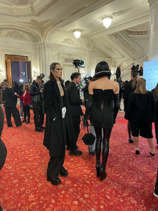 Tematica petrecerii a fost „Be yourself wearing your black suit”, în traducere liberă „Simte-te confortabil purtându-ți costumul negru” / (Sursa: CANCAN.RO)
