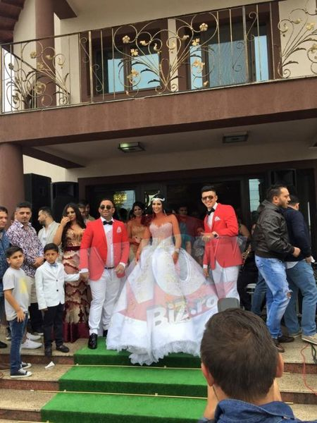 Ce a apărut pe pereţii interiori ai casei lui Emi Pian! Fiul său, gest incredibil. FOTO