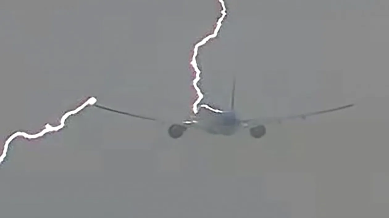 Avion Tarom pe ruta Bruxelles - București, lovit de fulger!