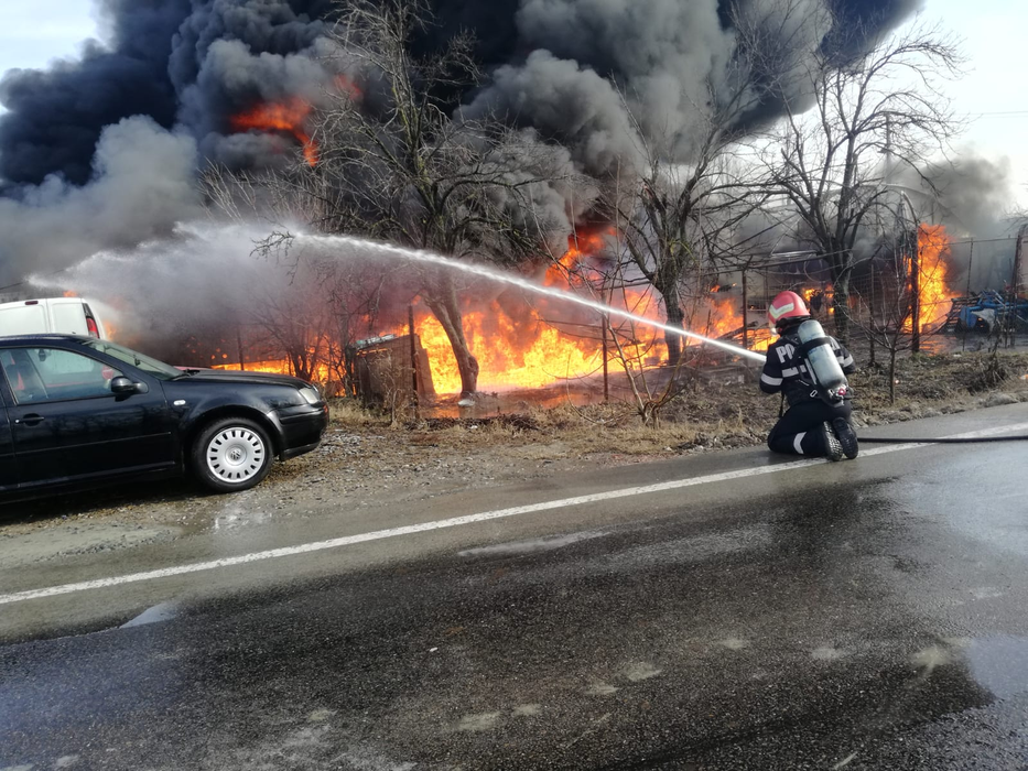 În incendiu au fost distruse numeroase vehicule