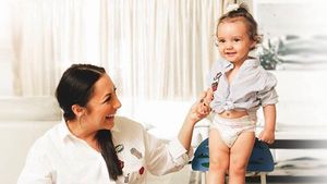 Eva i-a dat trezirea! Andra, imagine de colecţie alături de fiica ei lângă bradul de Crăciun