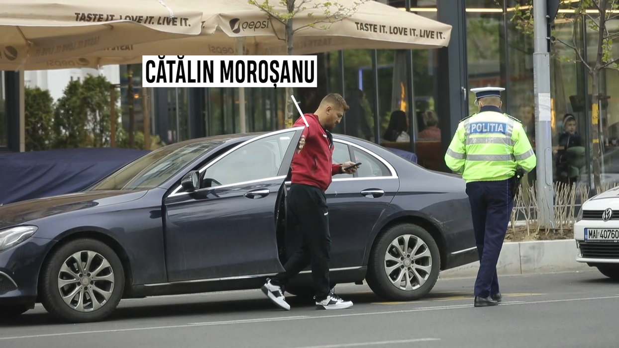 Moroșanu se îndreaptă spre mașina agenților