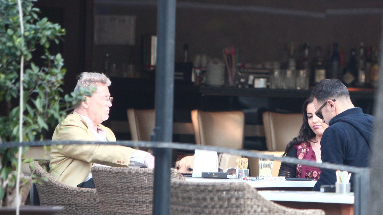 VIDEO EXCLUSIV. ”Procurorul” a ţinut şedinţă de familie la terasă cu fiul & nora!