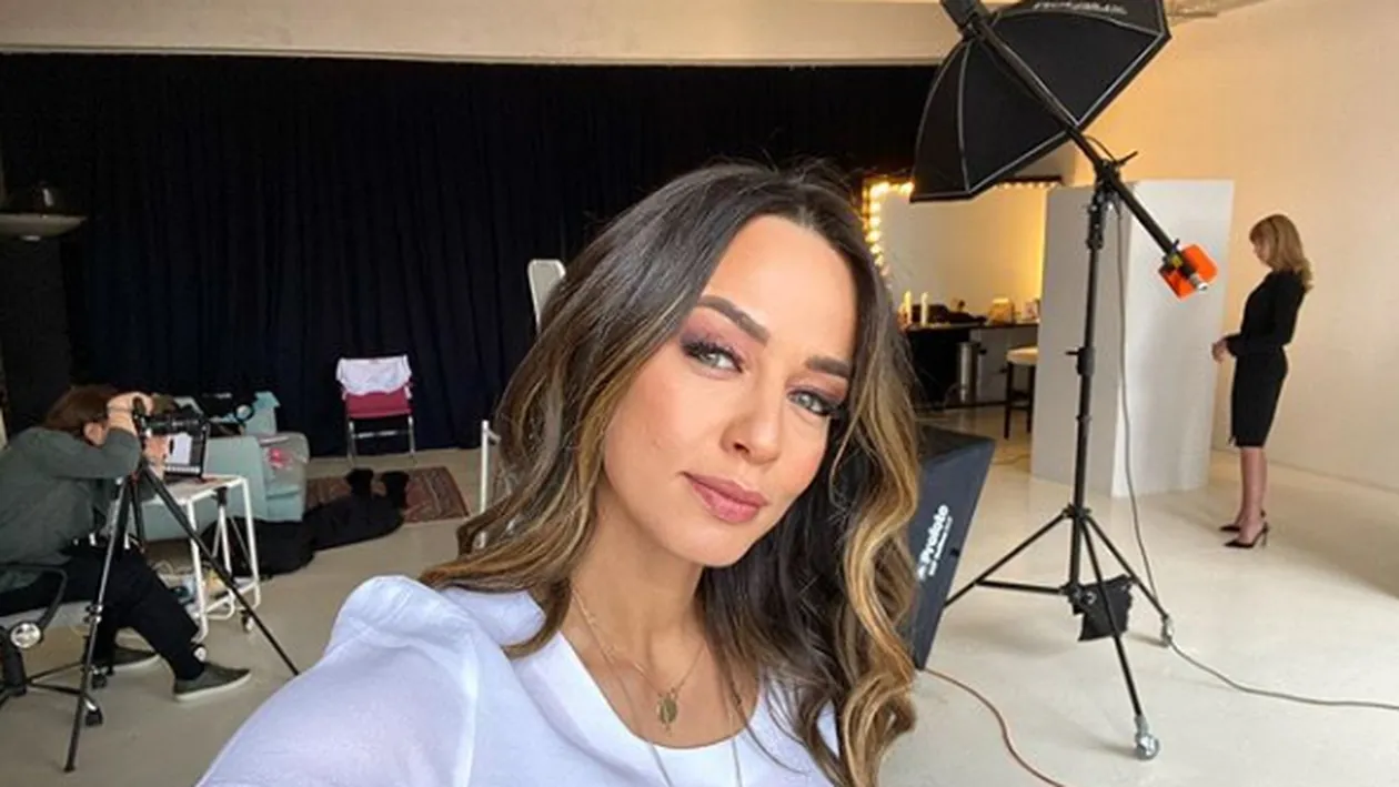 Fotografia pe care fanii o așteaptă de doi ani! Andreea Raicu, goală pușcă pe stradă! Cui i-a dedicat-o