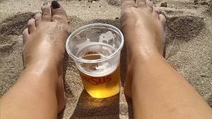 Ireal! Câți lei costă o bere la pahar de plastic pe plajele din Mamaia