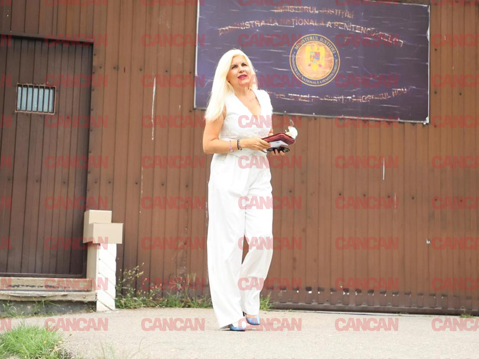 Primele imagini cu Elena Udrea după ce a părăsit penitenciarul Târgșor. E vizibil TRANSFORMATĂ: ”Aş vrea să ştiu câţi bărbaţi trec prin puşcărie aşa cum am trecut eu”