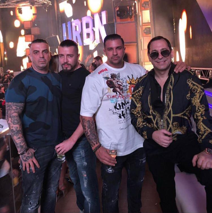 Alex Bodi alături de prietenii lui în clubul din Dubai