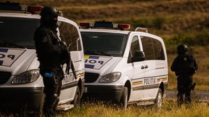 Panică din nou în Dâmbovița. O fetiță de 13 ani a fost răpită. Polițiștii au organizat filtre și i-au prins pe suspecți în 20 de minute