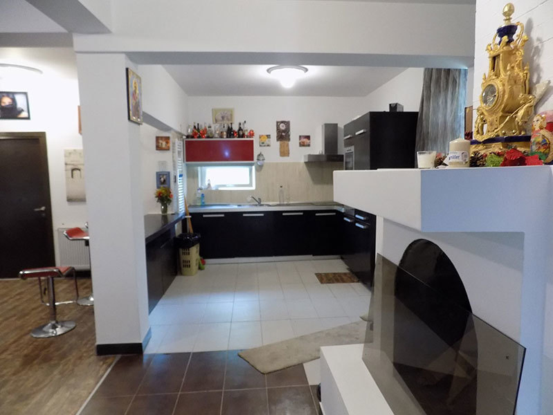 Bucătăria este dotată cu toată aparatura