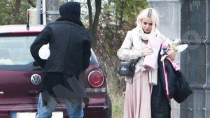 Paul Ipate şi-a luat în serios rolul de viitor tătic. Super-imagini cu Jojo însărcinată în luna a opta!