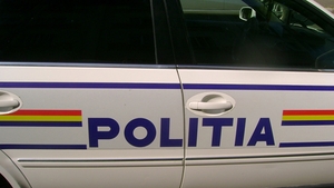 Scene incredibile în Capitală! Şofer reţinut după ce a spart geamul unei maşini de poliţie şi a muşcat de mână un agent