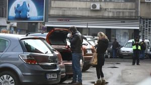 Prea ocupati ca sa-si mai vorbeasca. Florin Grozea si sotia lui sunt mai captivati de telefoanele mobile decat unul de celalalt