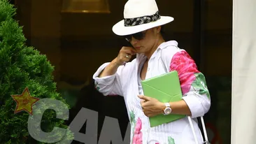 Andreea Marin si-a deschis geanta in fata aparatului de fotografiat! Vezi care sunt obiectele de care nu se desparte niciodata