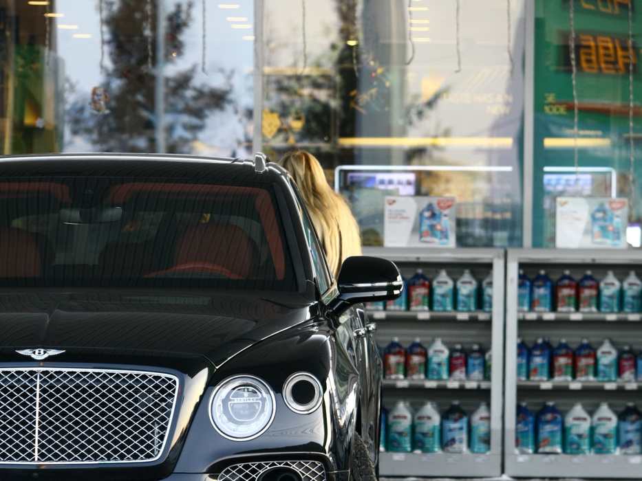 Maya, sexy directoarea de marketing, şi-a primit bolidul de lux după o lungă aşteptare