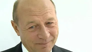 Traian Basescu s-a amuzat copios! Uite ce tricou smecher a primit primul bunic din tara de la echipa La Maruta!