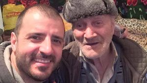 Acest bătrân din Suceava şi-a găsit sfârşitul în chinuri cumplite! Trăia în condiţii mizerabile, voluntarii i-au schimbat viaţa în bine, dar tragedia a lovit!