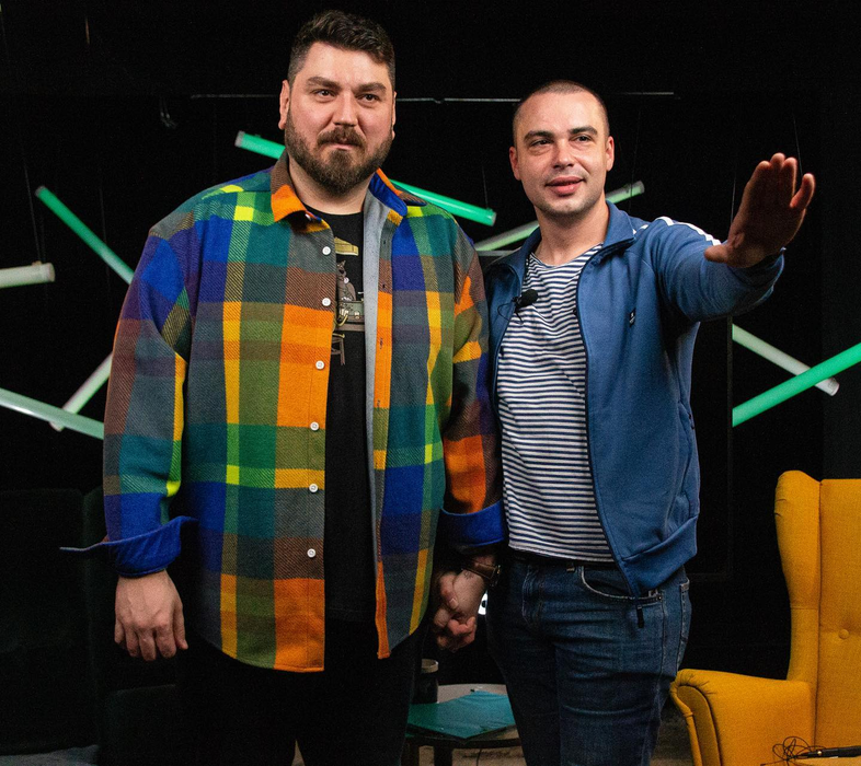 Adrian Nicolae: "Toată miza unui artist este ca arta lui să ajungă la oameni. Noi trebuie să ne exprimăm așa cum simțim și de aici încolo doar oamenii aleg. Nici ca actor de teatru nu mi-ar fi convenit să fac un spectacol la care să vină doi oameni!" (Foto: Instagram)