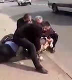 Scandal în Piatra Neamț. Bărbat fără mască de protecție, încătușat de polițiști în plină stradă