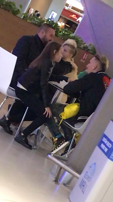 Familia Radu, la masă într-un centru comercial