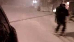 Americanii iii copiaza pe bucuresteni! Vezi aici  cum  schiaza pe strazile New York-ului legati de masini!