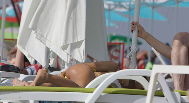 Andreea Balan, incredibil de sexy la mare. Şi-a aranjat slipul sub ochii unui amic, după care a luat strugurelul şi…