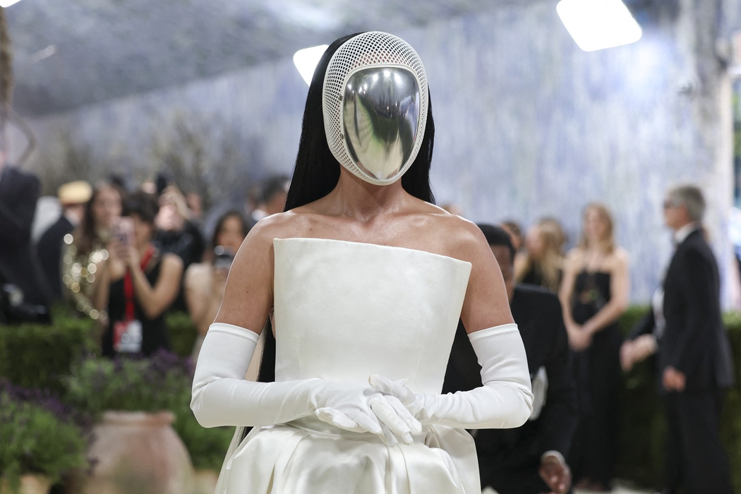 Katy Perry a apărut la Met Gala 2026 cu o mască pe față. Sursa foto: Profimedia