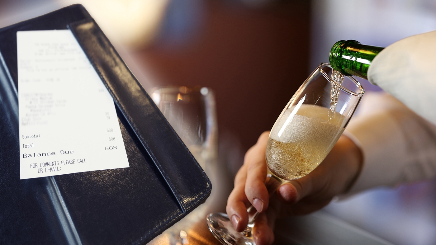 Câți bani a plătit un client pentru o sticlă de șampanie, într-un restaurant. A înlemnit când a văzut nota de plată